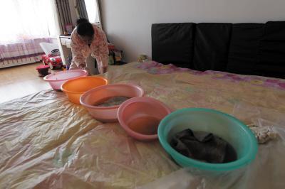 乡城楼上漏水，住户失联，小区没物管，业主维权难！律师来支招……